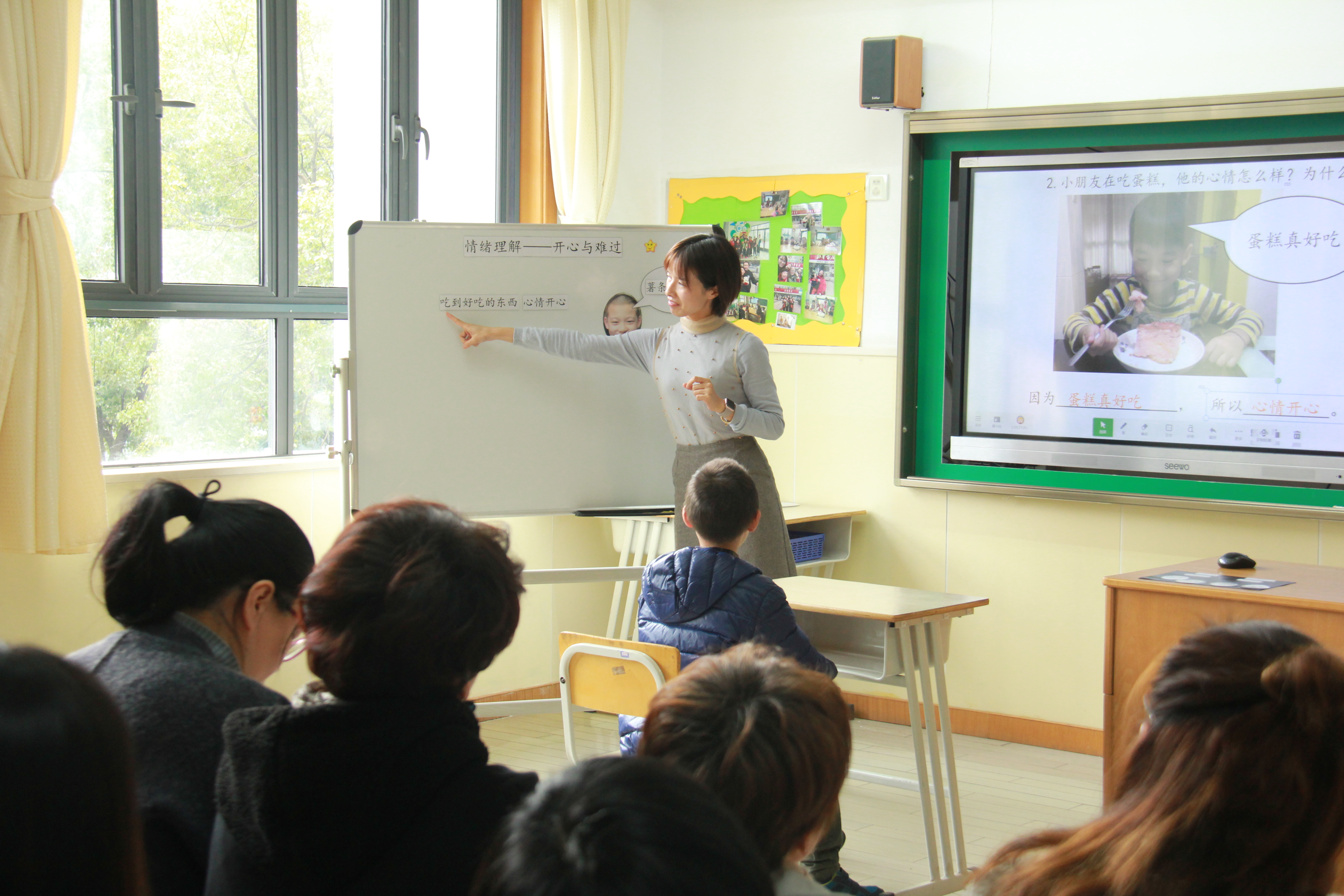 共同主办的上海市首届自闭症儿童教育专题研讨会在宝山区培智学校举行